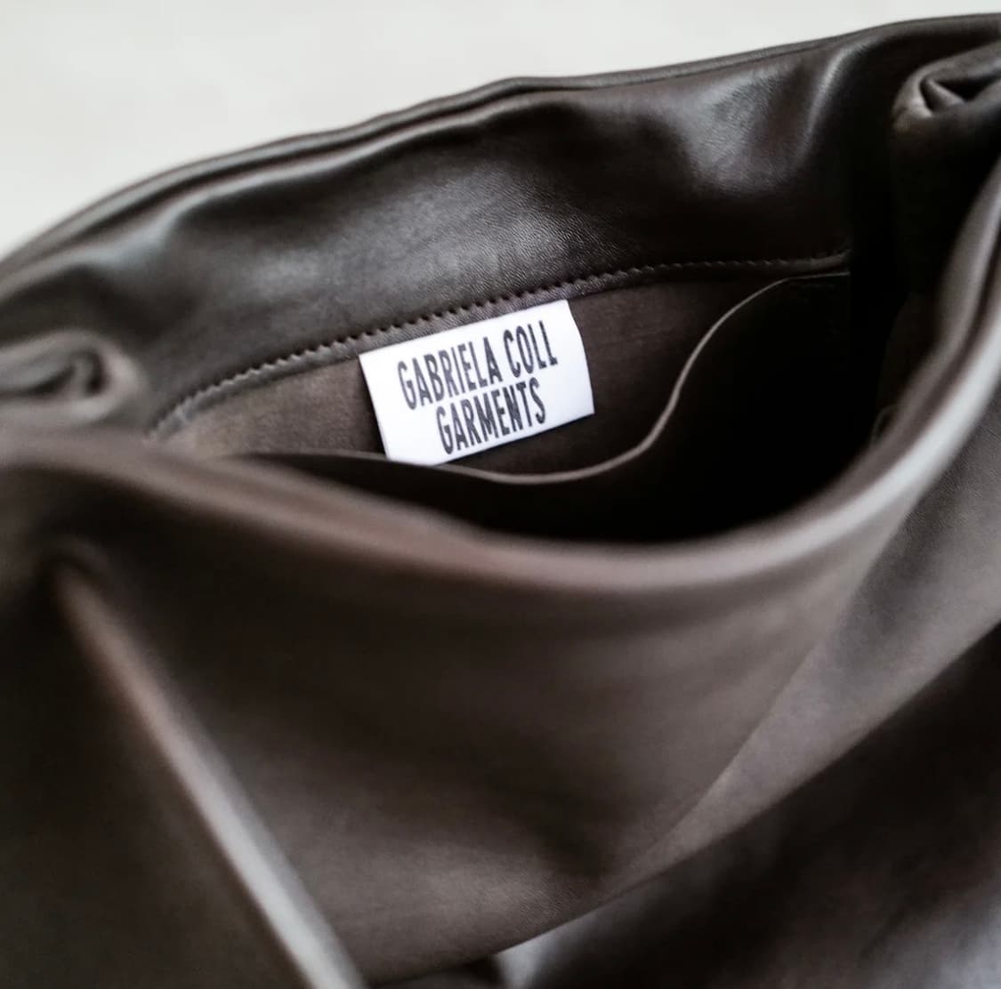 가브리엘라 콜 가먼츠 no.17 후프백 브라운 상품이미지3