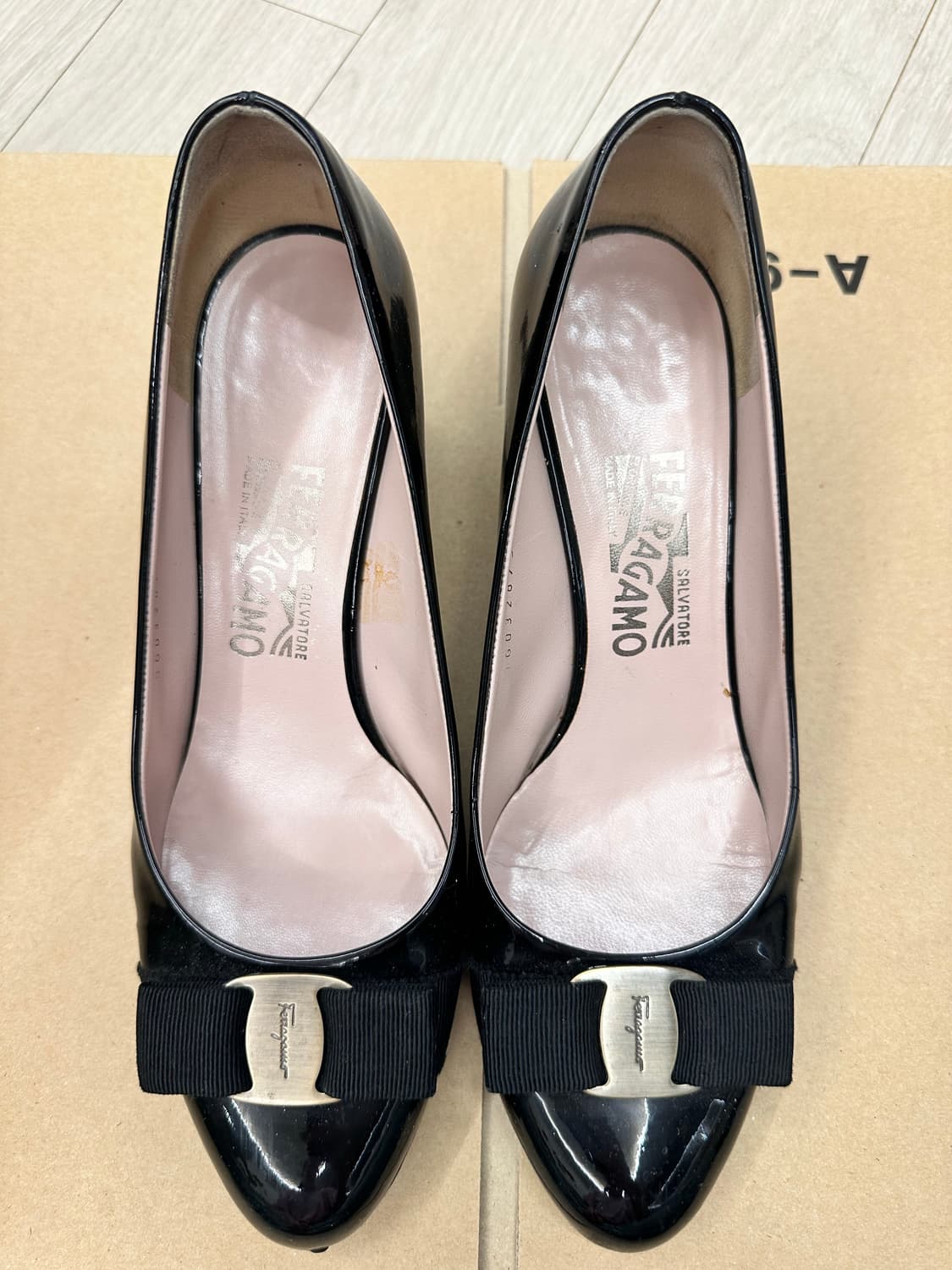 페라가모 블랙 에나멜 리본 펌프스 상품이미지1