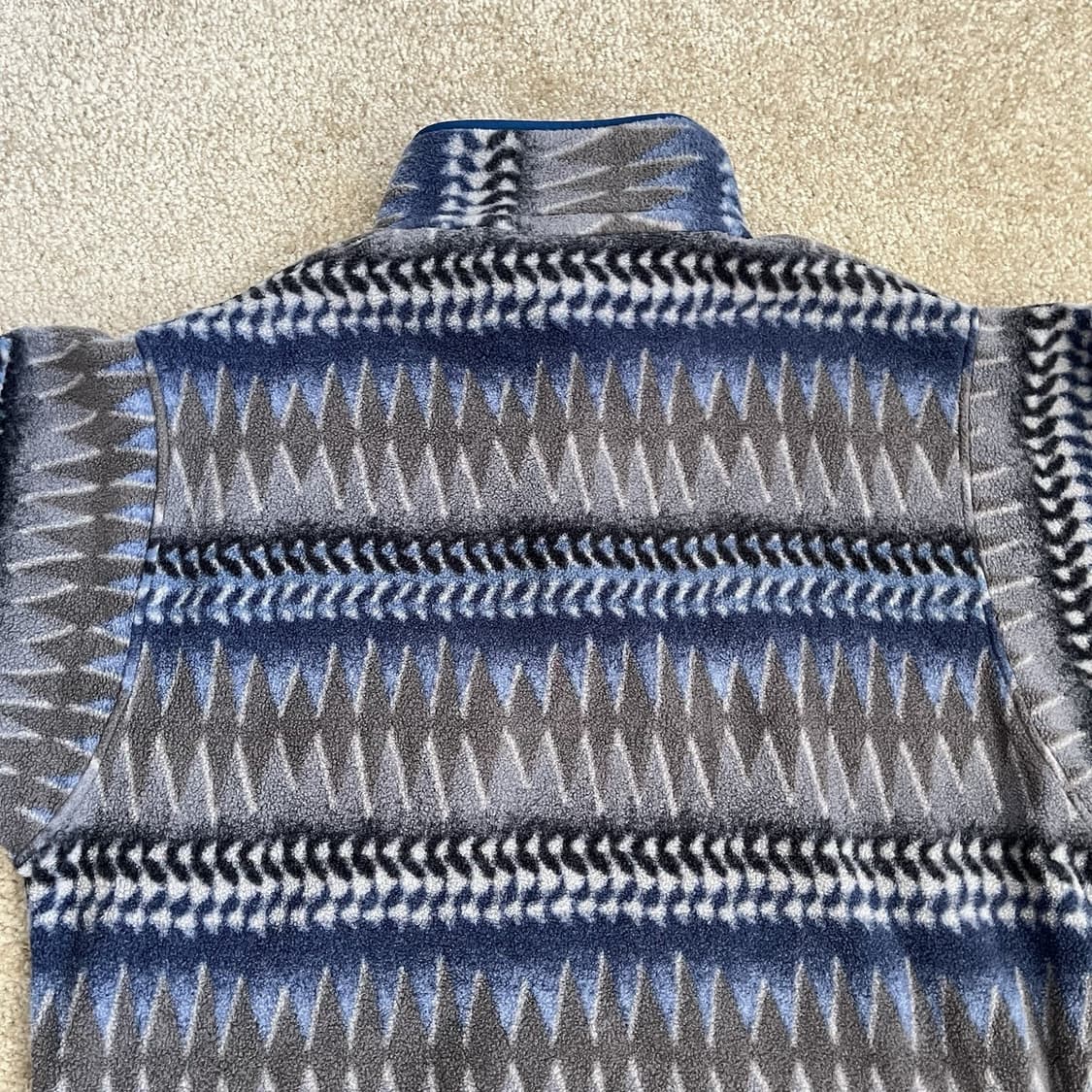 13FW 파타고니아 신칠라 스냅-티 플리스 트라이앵글 패턴 블루/그레이 상품이미지6