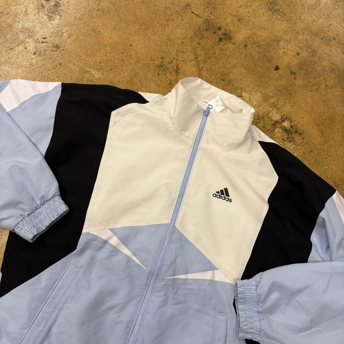 아디다스 시나모롤 하늘 화이트 블랙 바람막이  상품이미지1
