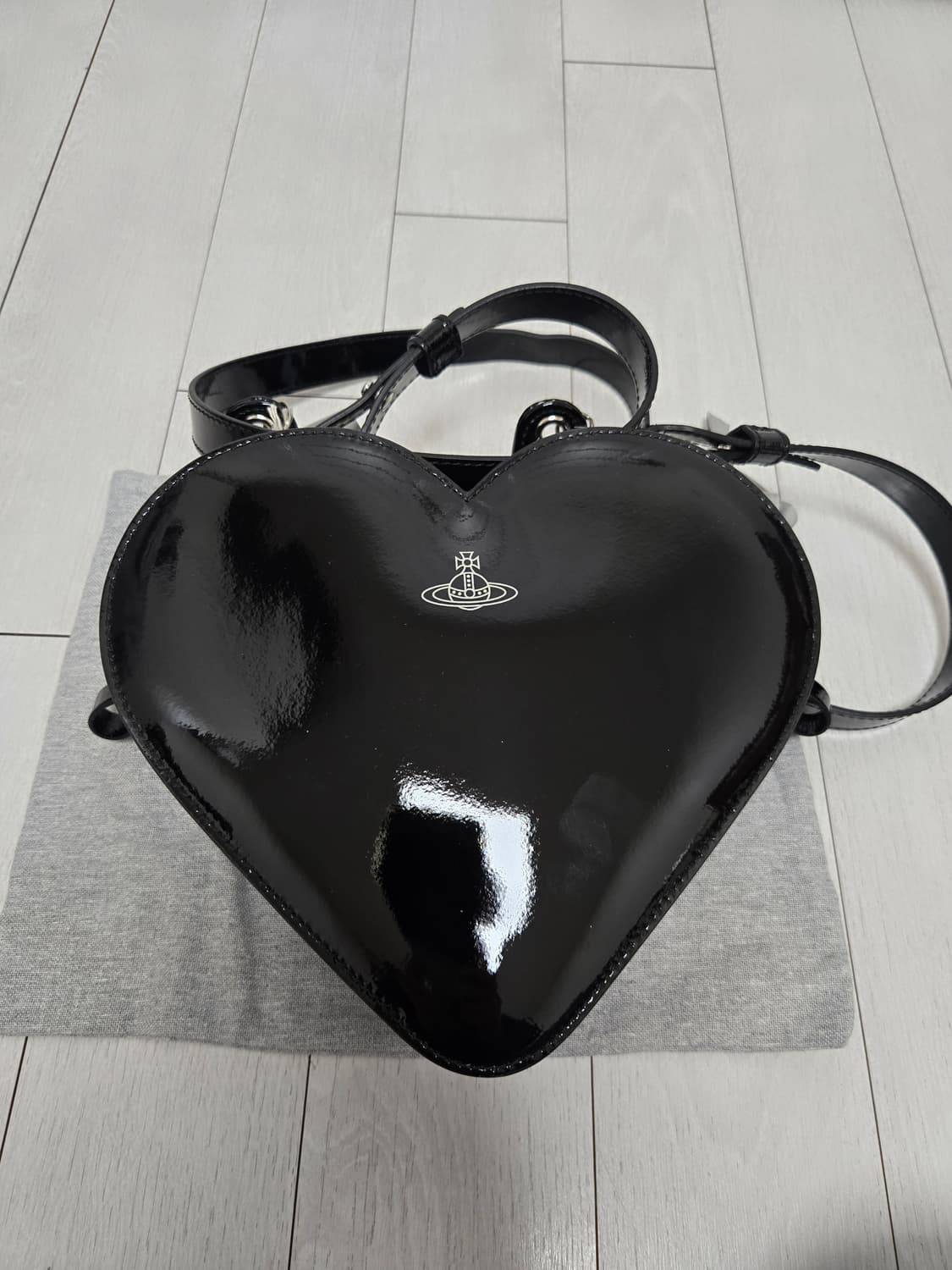 (새상품) 비비안웨스트우드 블랙하트 크로스백 상품이미지2