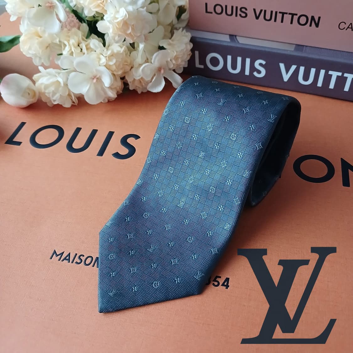 루이비통 실크 그레이 모노그램 넥타이 8.1cm A+등급 A19146 상품이미지1