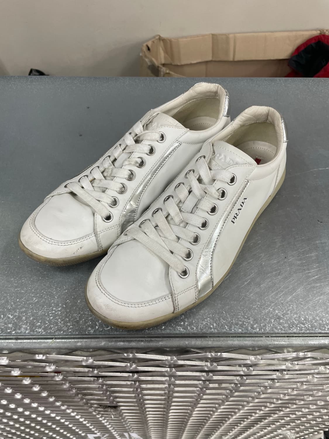 프라다 레더 스니커즈 화이트 7 상품이미지2