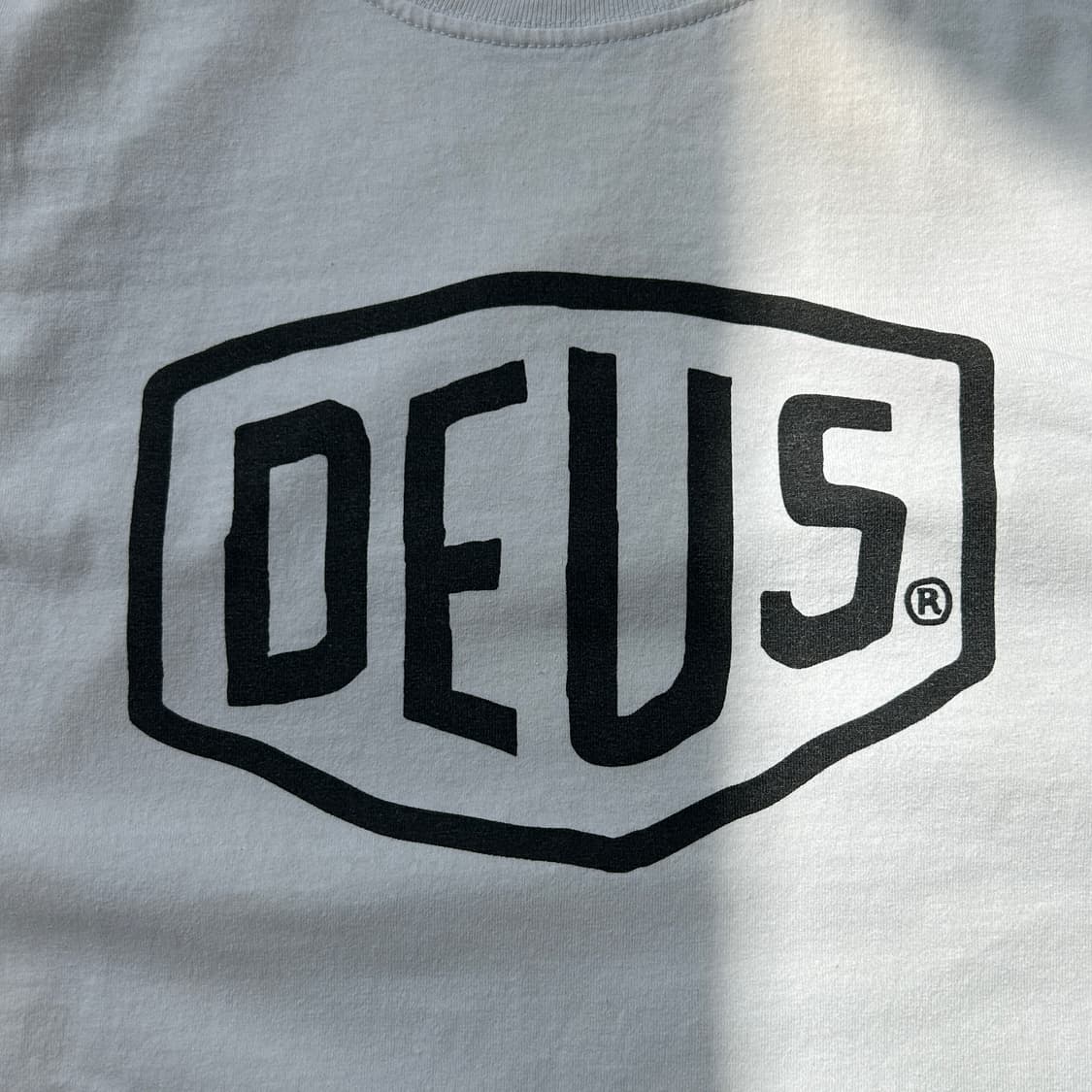 데우스 엑스마키나 쉴드 화이트 반팔티 상품이미지3