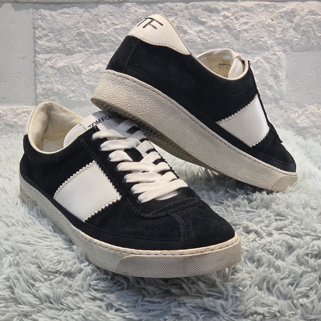 1a-1:톰 포드 블랙 & 화이트 스웨이드 레더 스니커즈(240mm)
 상품이미지4