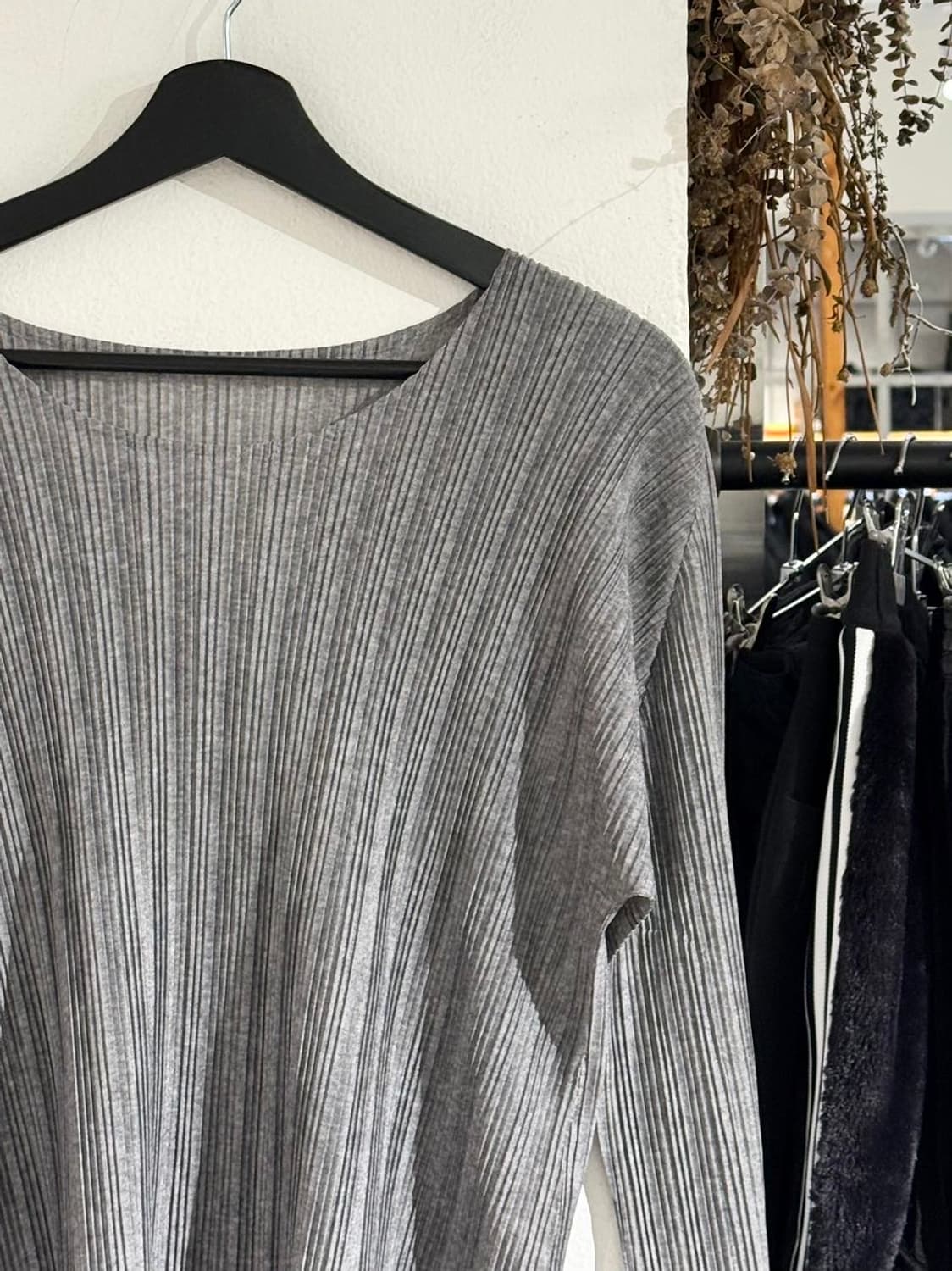 플리츠 플리즈 그레이 라운드넥 롱 슬리브 탑 상품이미지3