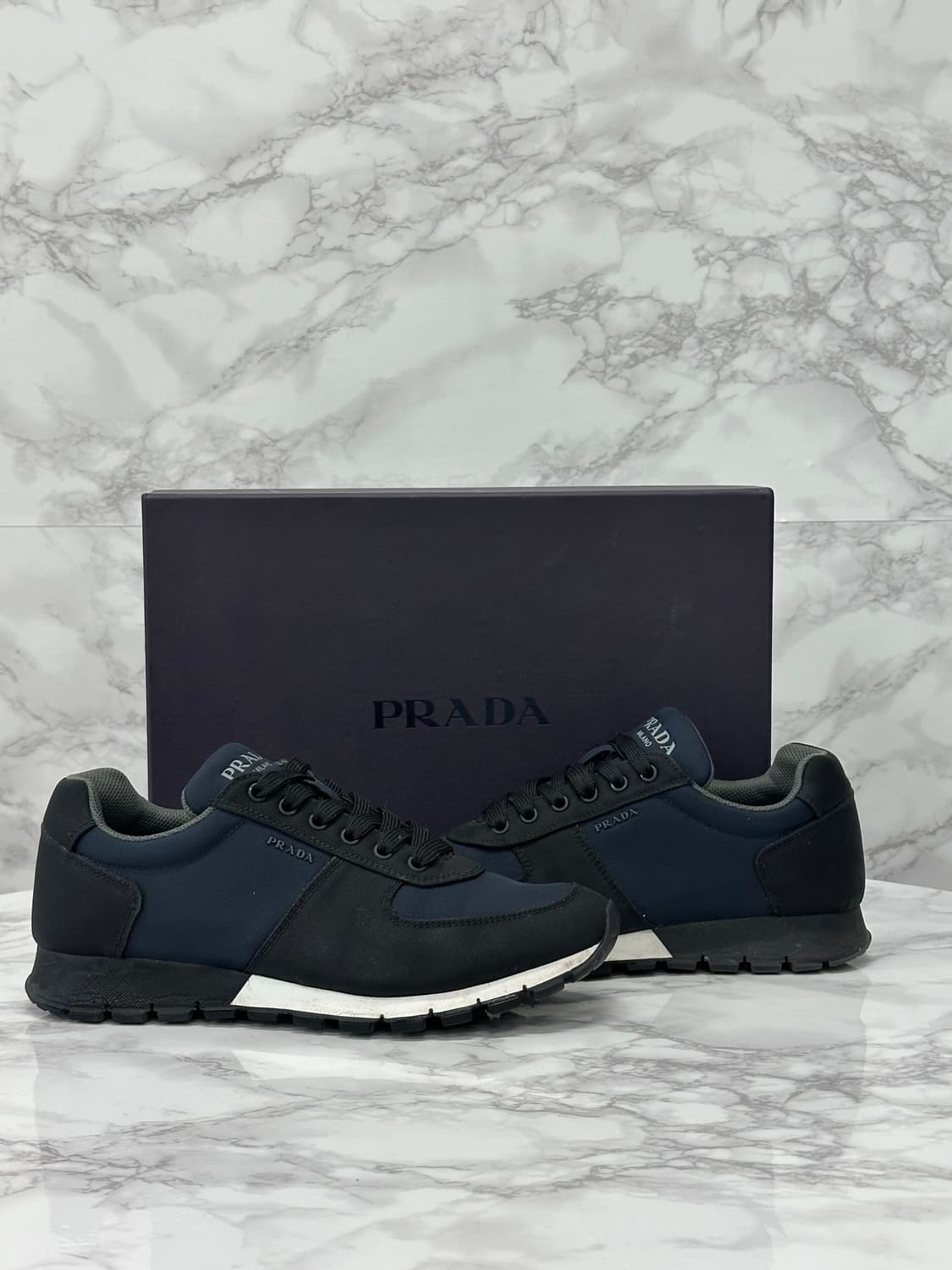 (7.5) 프라다 레터링 스니커즈 블랙/네이비 상품이미지1