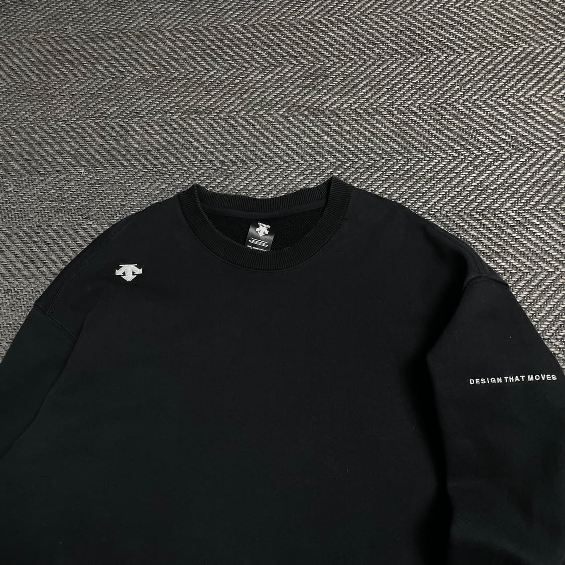 데상트 자수로고 레터링 스웻 맨투맨 블랙y 5191 상품이미지3