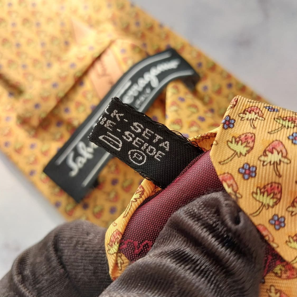 페라가모 실크 옐로우 딸기 패턴 넥타이 9.5cm A+등급 K1632
 상품이미지10