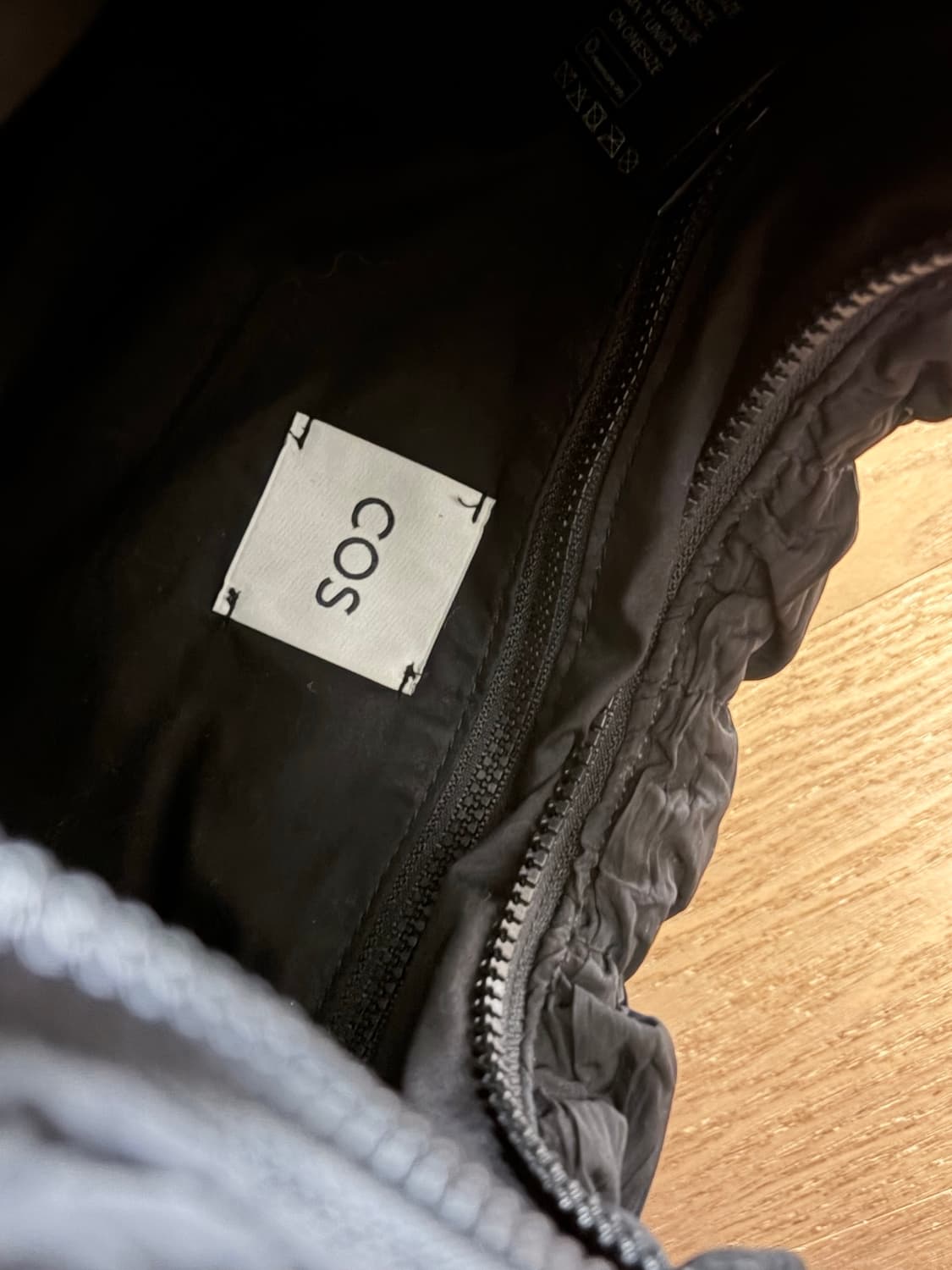 COS코스 리플 크로스바디백 블랙 상품이미지3