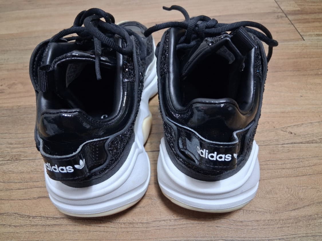 아디다스 매그머 러너 FV4349
글리터 청키 스니커즈 235
표기 23 상품이미지3