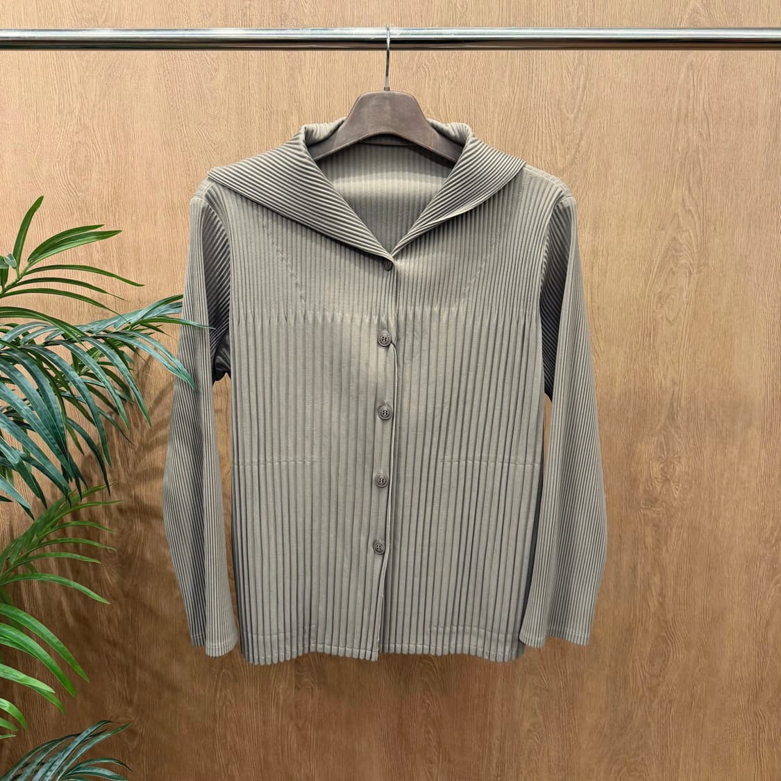 플리츠미 블라우스 가디건 세일러 카라 버티컬 플리츠 디테일 베이지 상품이미지1