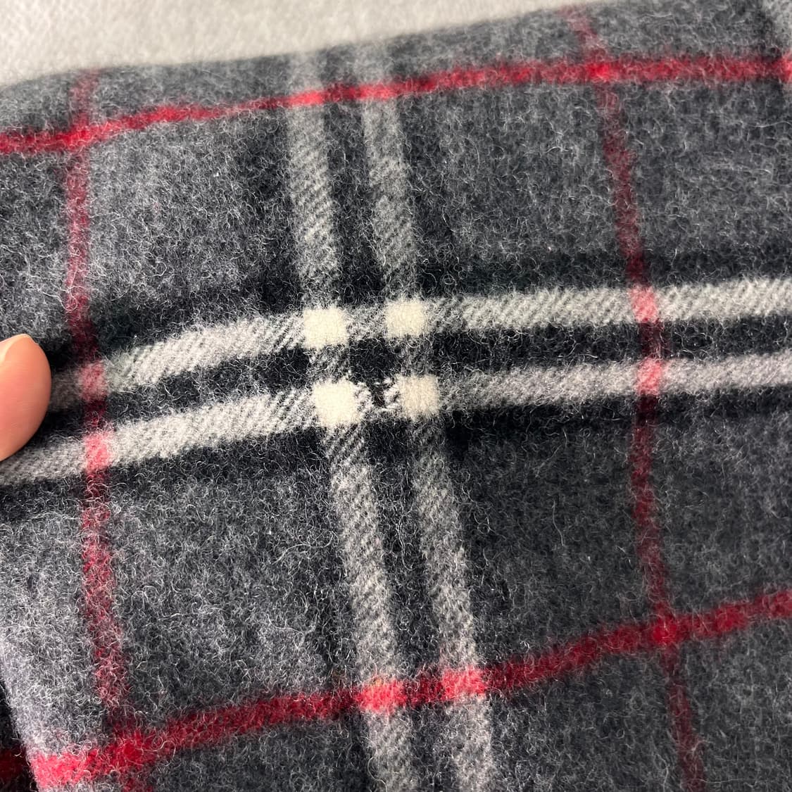 버버리 노바체크 캐시미어 차콜 머플러  상품이미지4