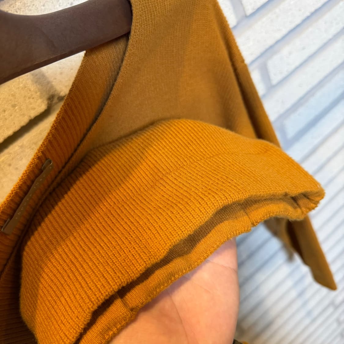 띠어리 보트넥 골지니트 드롭숄더 와이드 시보리 디테일 머스타드 상품이미지6