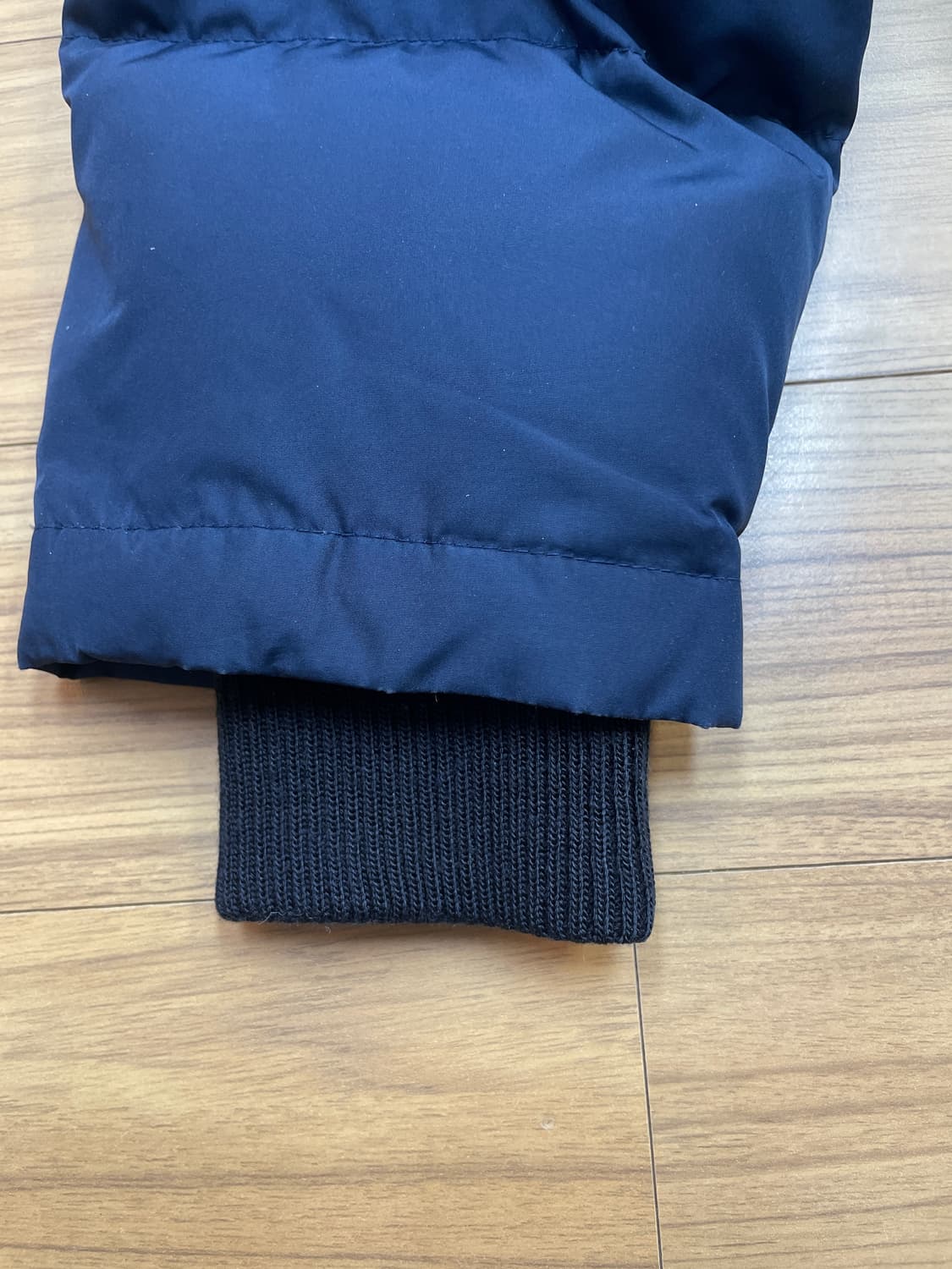 리바이스 네이비 패딩 M사이즈입니다. 충전재는 오리털 70%, 깃털 30 상품이미지9