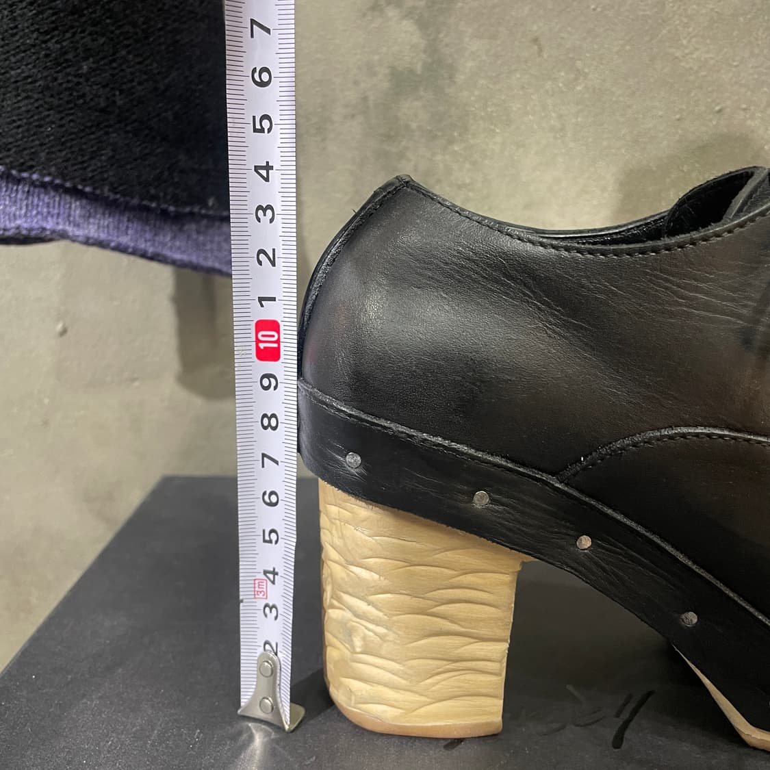 12aw 꼼데가르송 스터드 우드 힐 상품이미지8