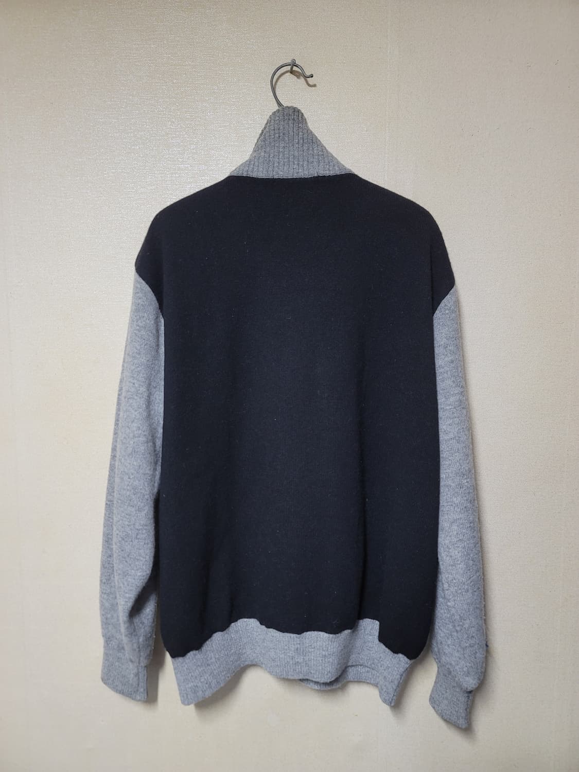 블랙앤화이트 방풍 반집업니트 상품이미지6