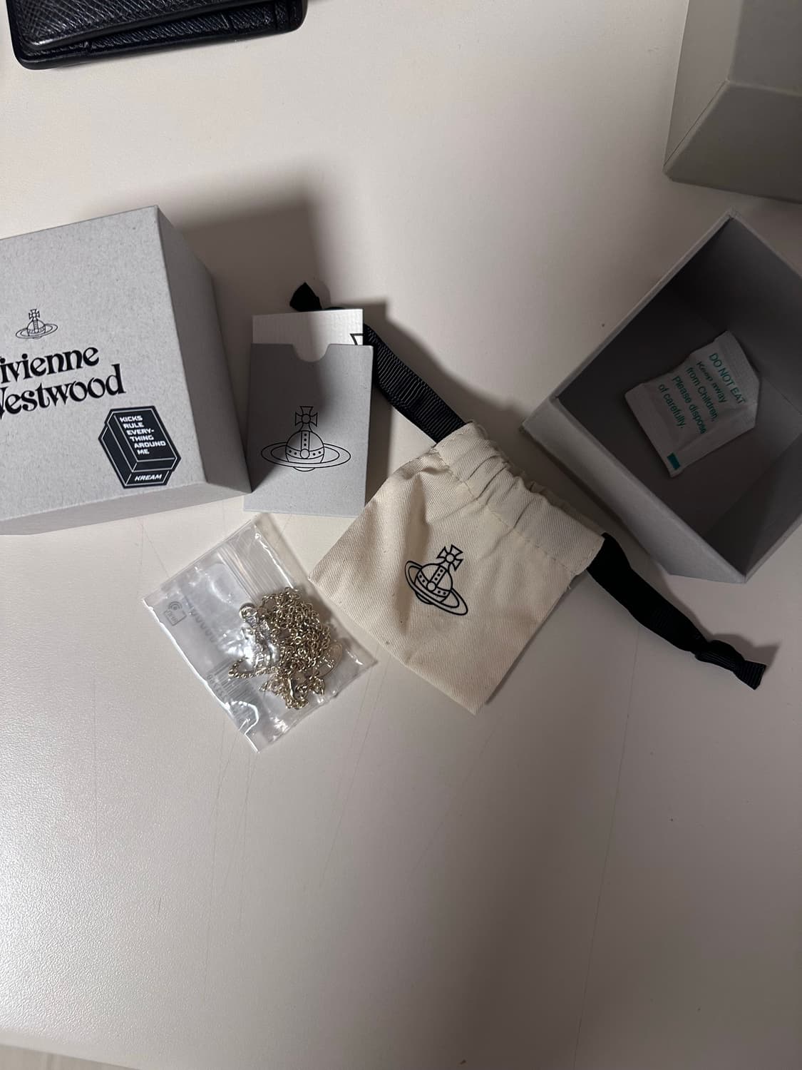 비비안 웨스트우드 메이페어 바스 릴리프 펜던트 골드 상품이미지2