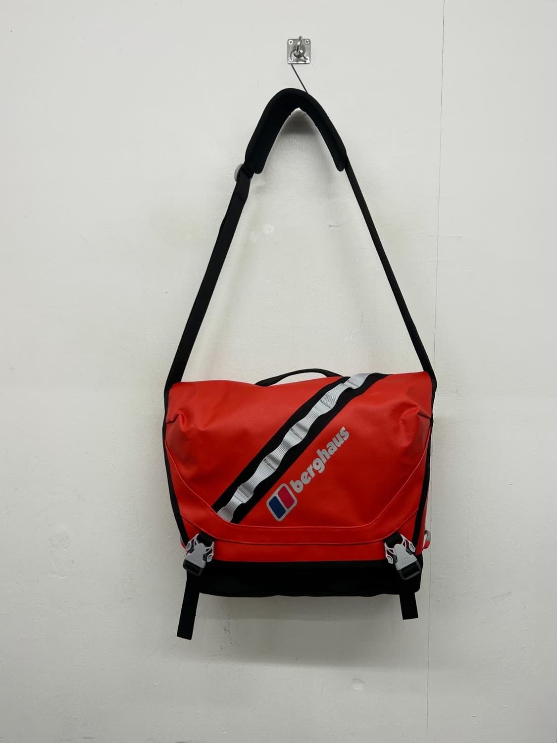 빈티지 버그하우스 레드 메신저백 상품이미지1