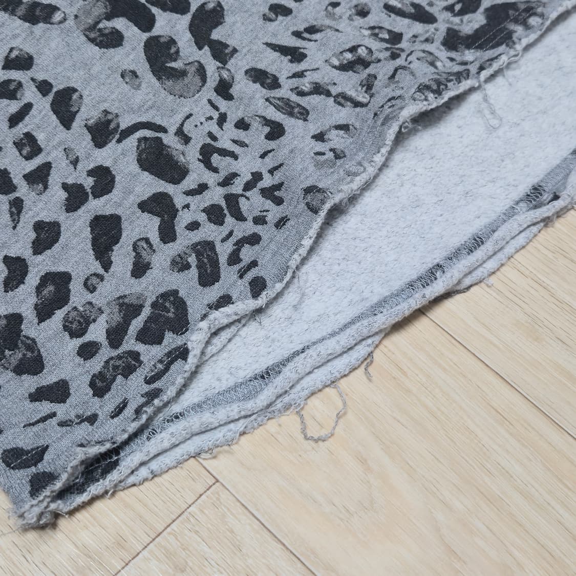 ALLSAINTS  레오파드 그레이 크롭 맨투맨 상품이미지5