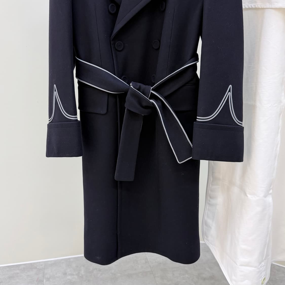 [S+급/48] 디올 파이핑 벨트 코트 블랙 상품이미지3