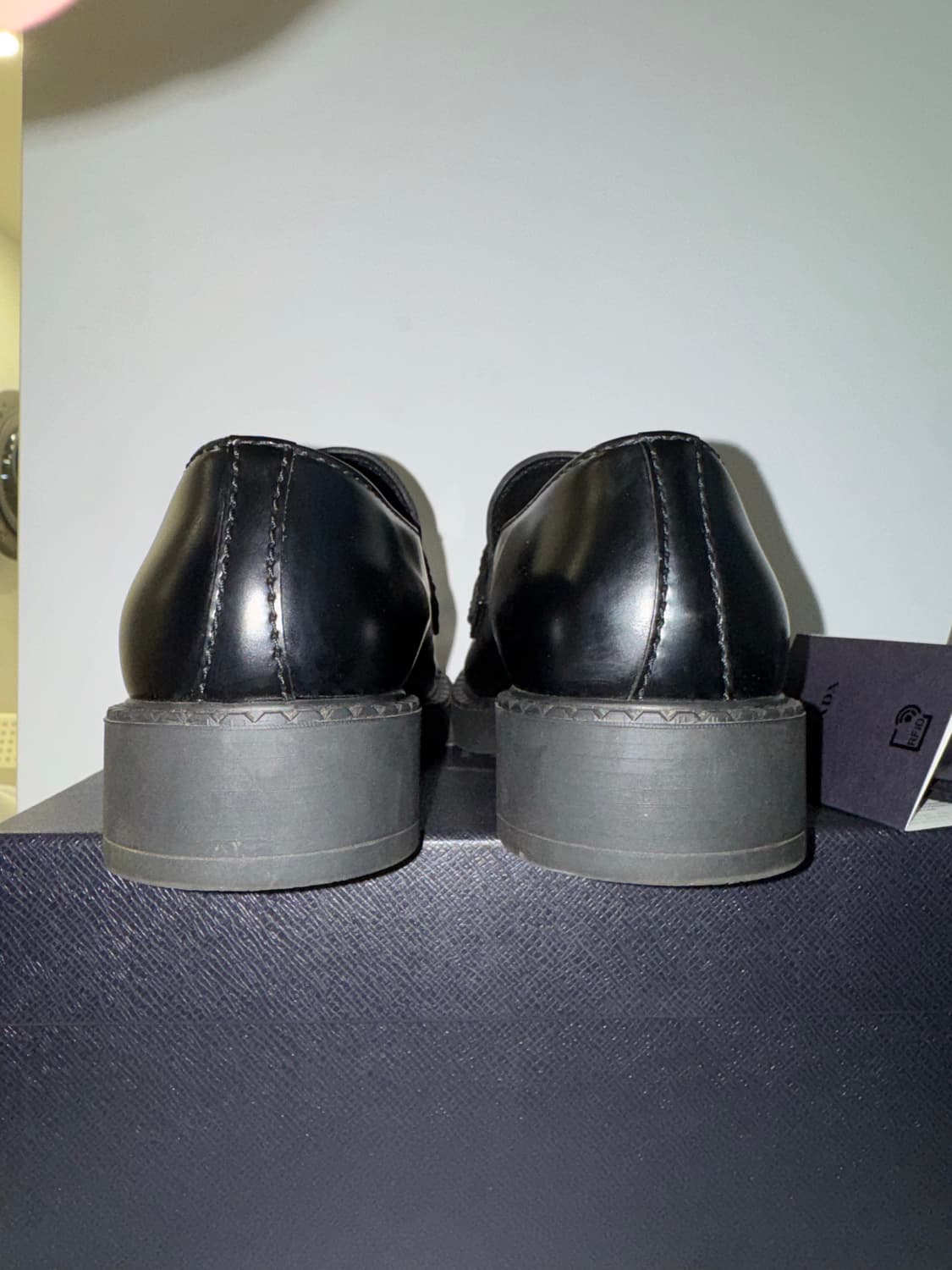 프라다 브러쉬드 삼각 로고 로퍼 (7.5사이즈) 상품이미지4