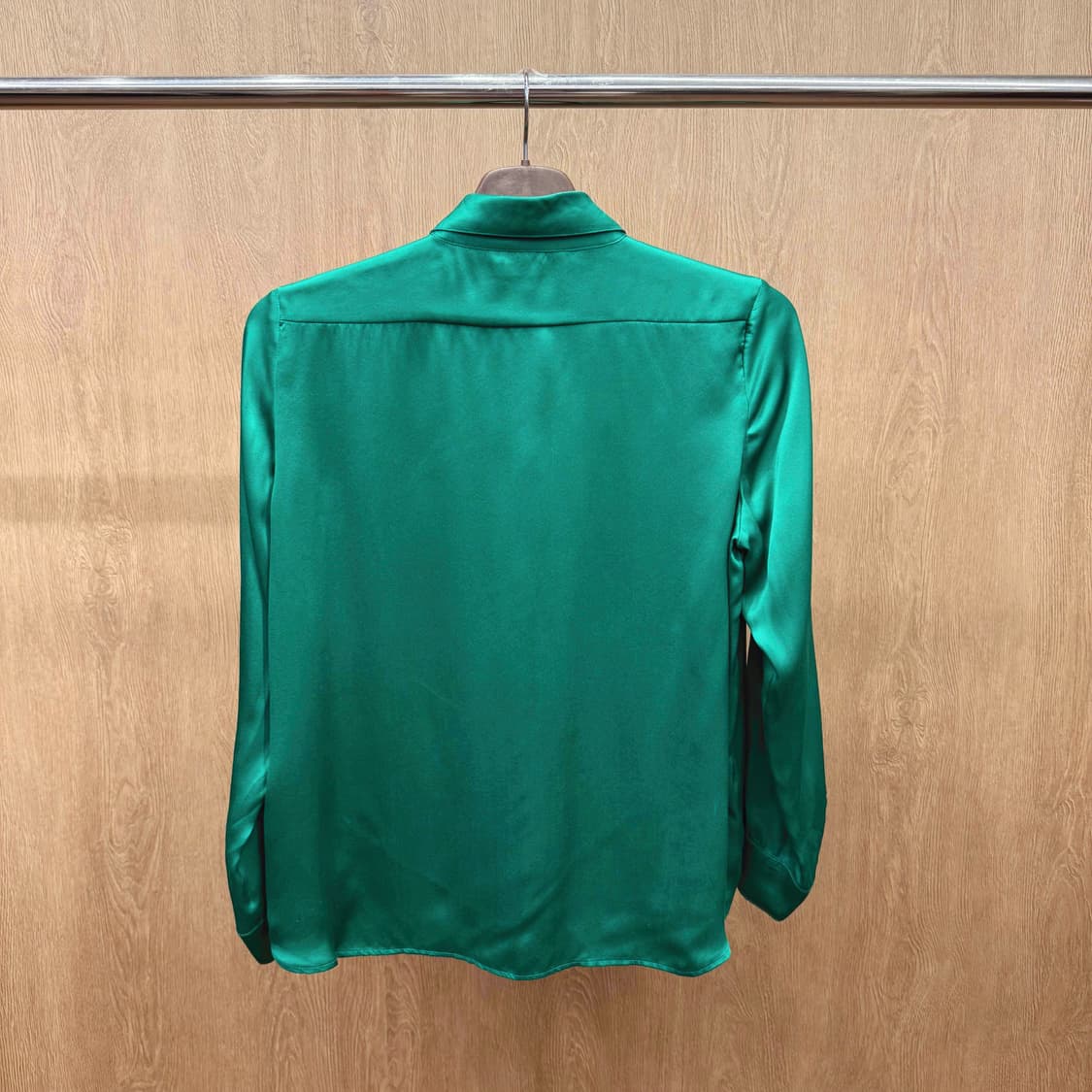 마쥬 긴팔 실크 터치 새틴 블라우스 버튼 디테일 에메랄드 그린 상품이미지3