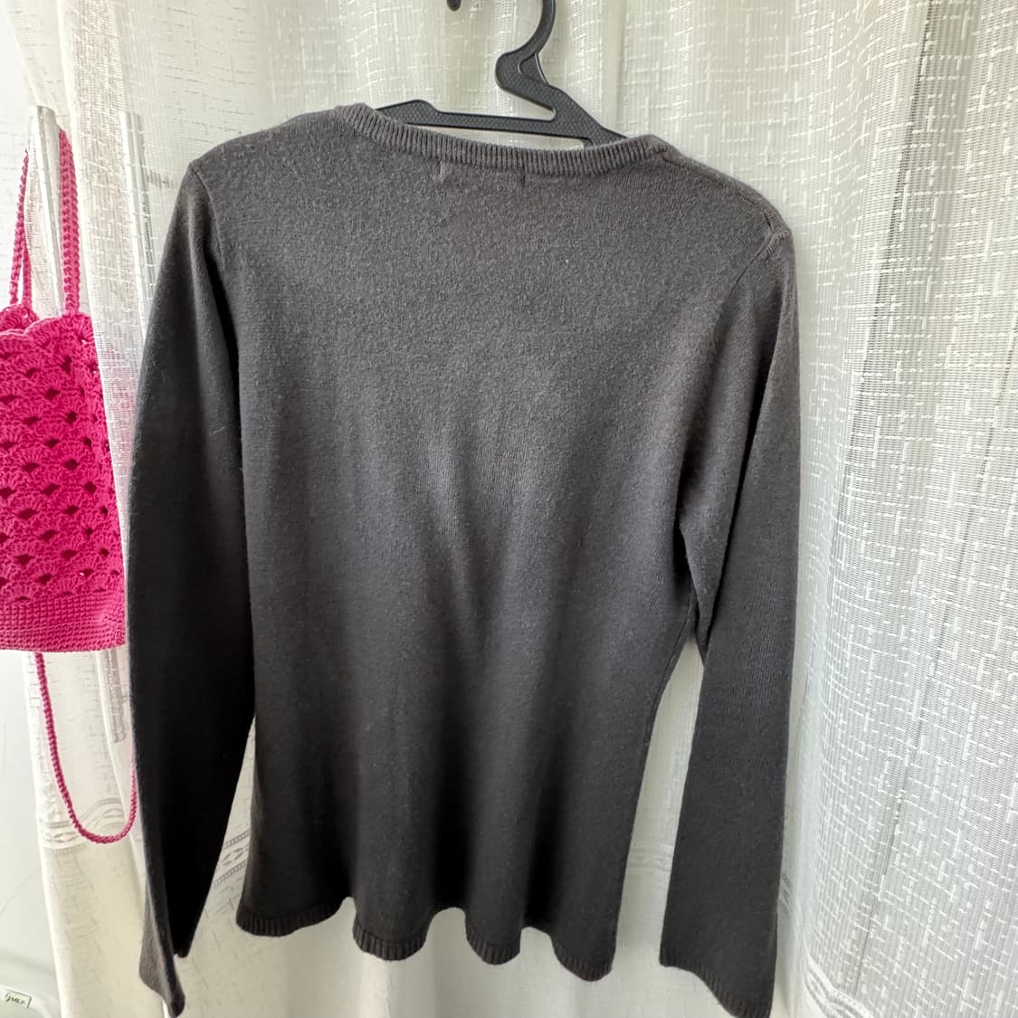 차콜 브이넥 단추 포인트 니트 티셔츠 상품이미지6