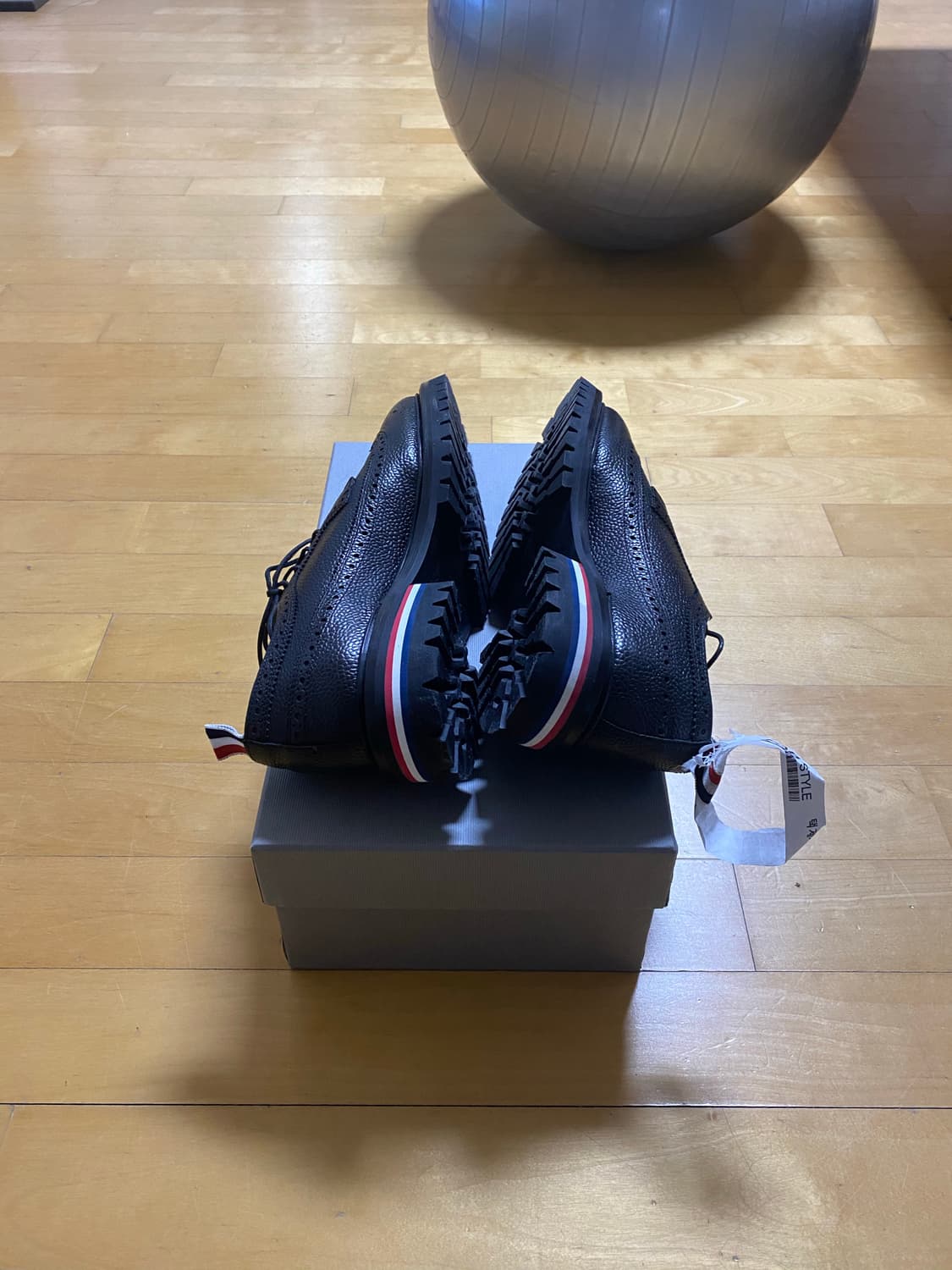 톰브라운 19fw 삼선 윙팁 상품이미지4