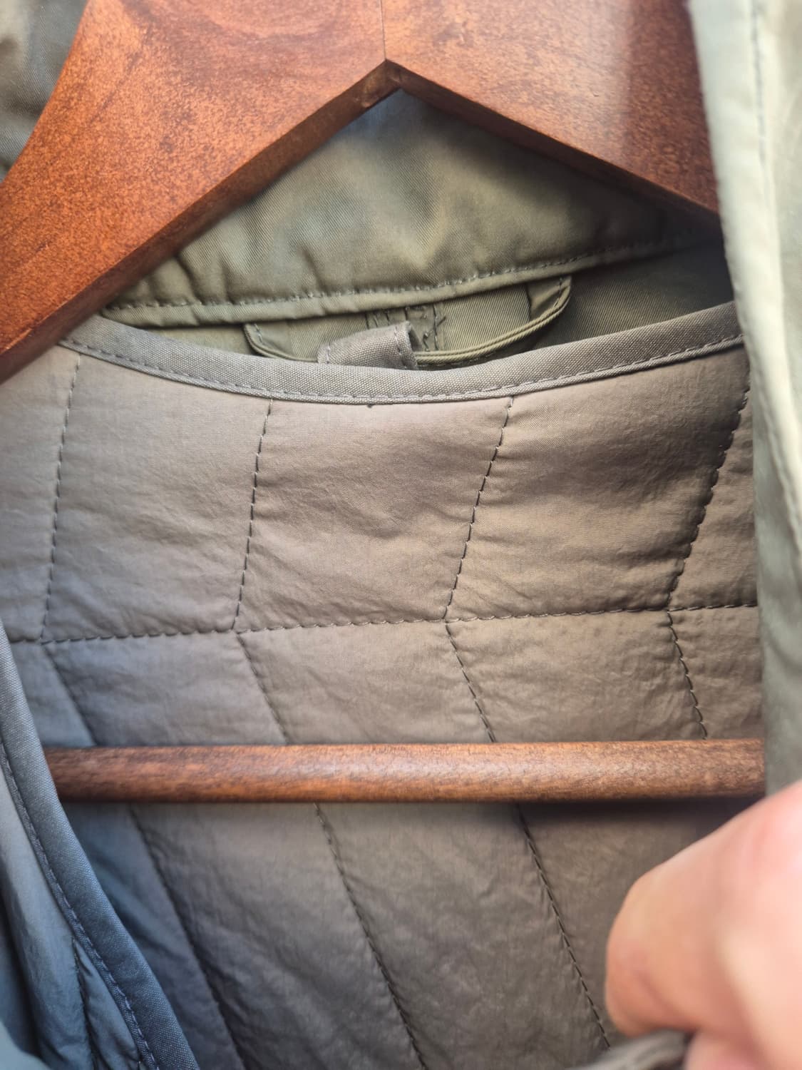 SHIFTG 브랜드의 카키색 야상 코트입니다-100사이즈 상품이미지3