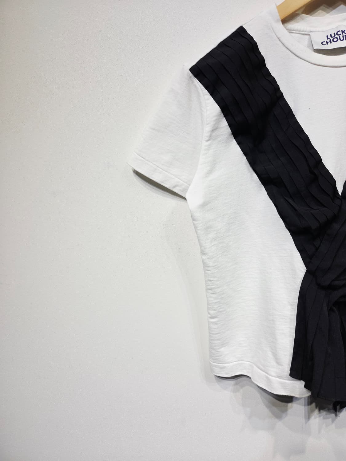 럭키슈에뜨 플리츠 배색 반팔 티셔츠 상품이미지4