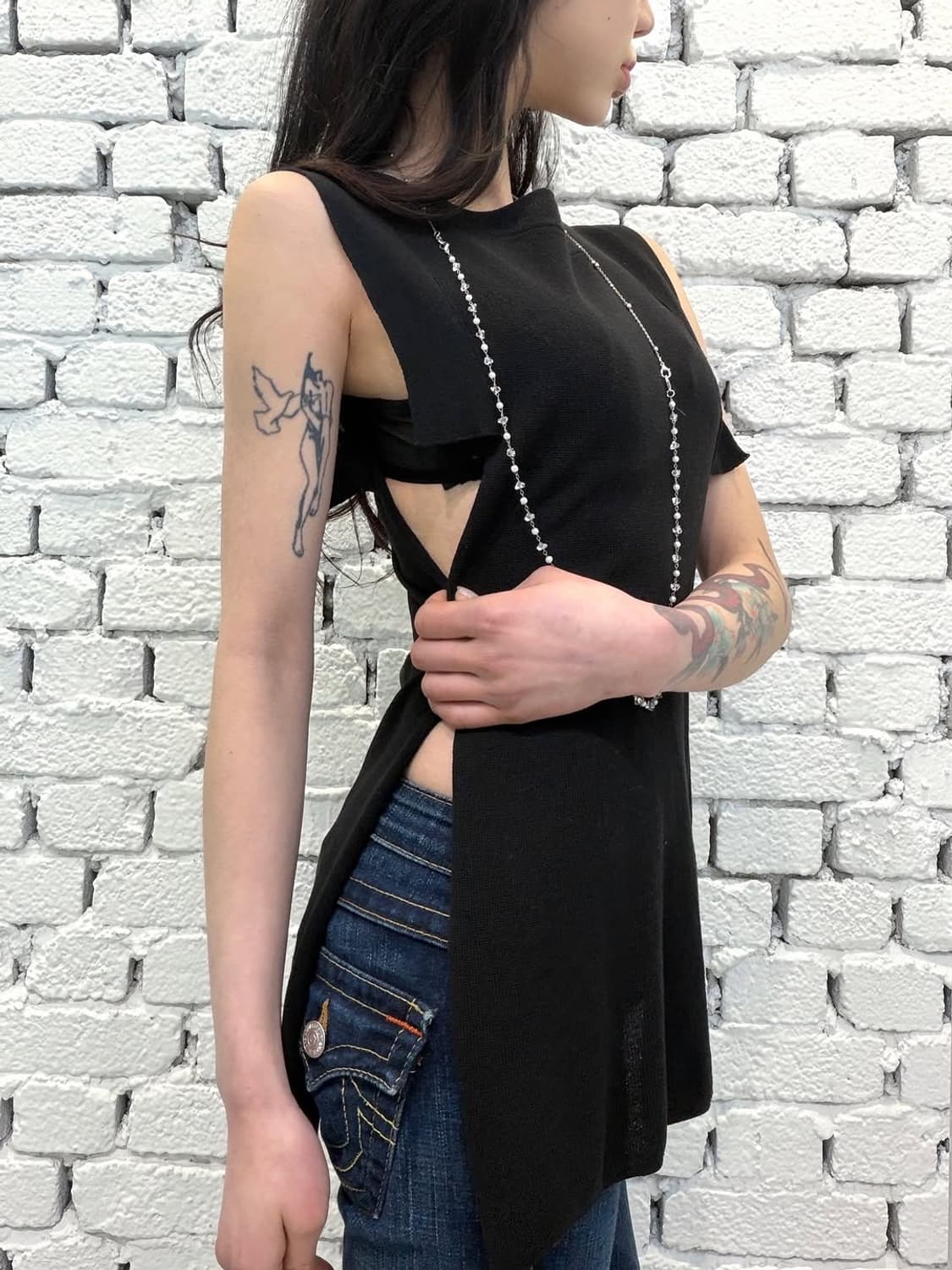 Cut-Out Side Slit Sleeveless Top 상품이미지1