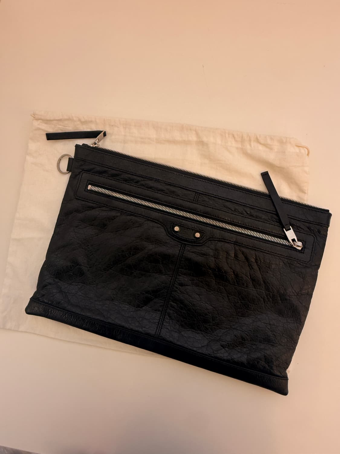 발렌시아가(BALENCIAGA) 클래식 모터 클립 레더 클러치백 상품이미지1