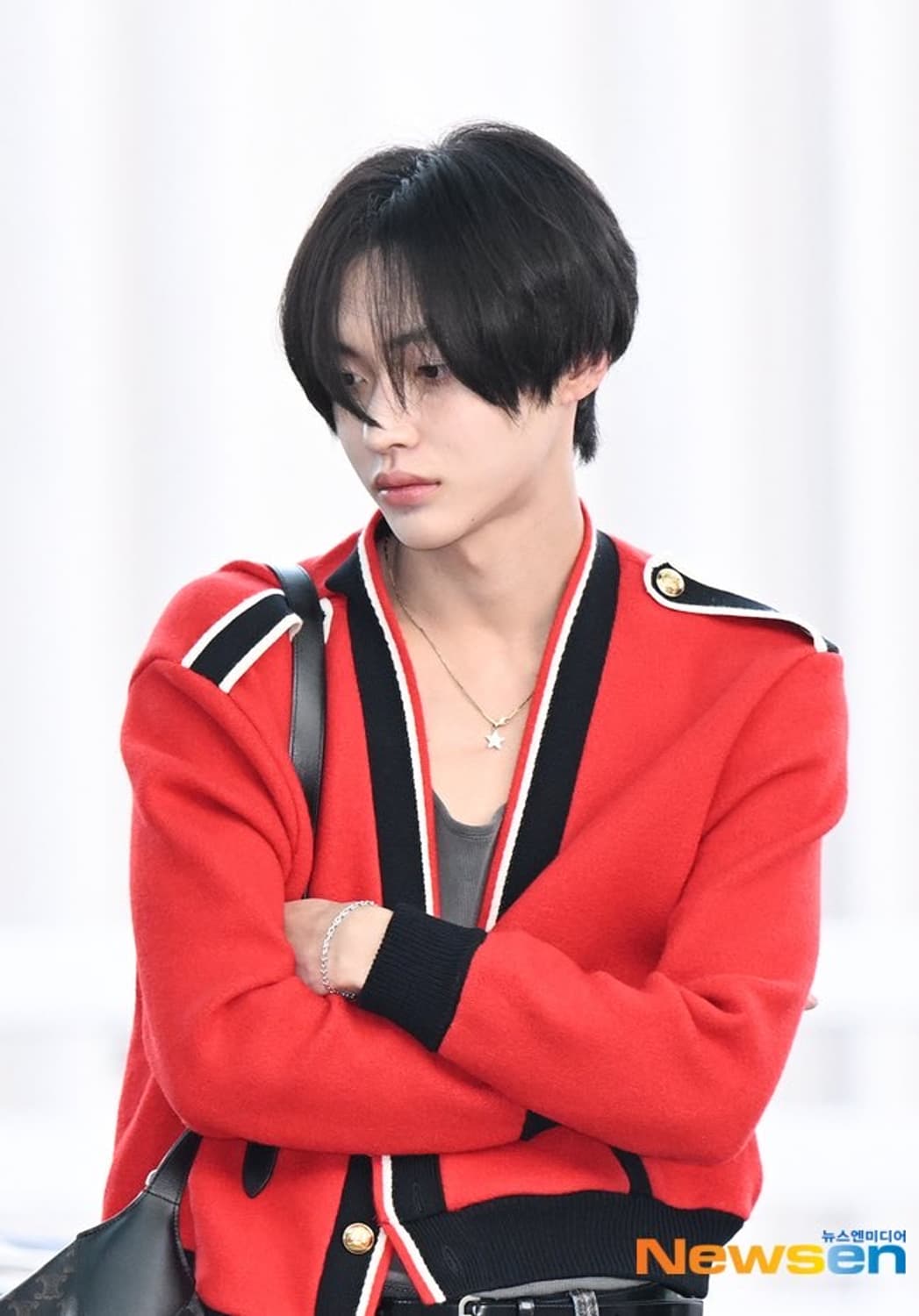 [라이즈 원빈님 착용] 셀린느 19fw 테디 울 가디건 상품이미지1