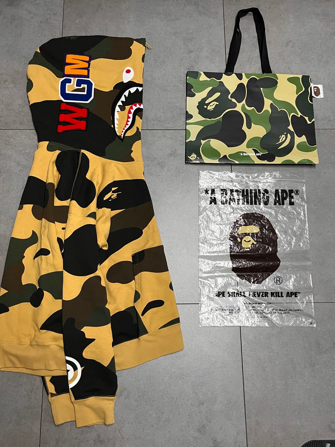 새상품급) 베이프 자이언트 카모 황계 샤크 후드집업  상품이미지1