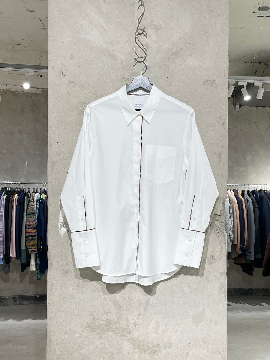 버버리 화이트 싱글 포켓 체크 트리밍 코튼 셔츠 상품이미지1