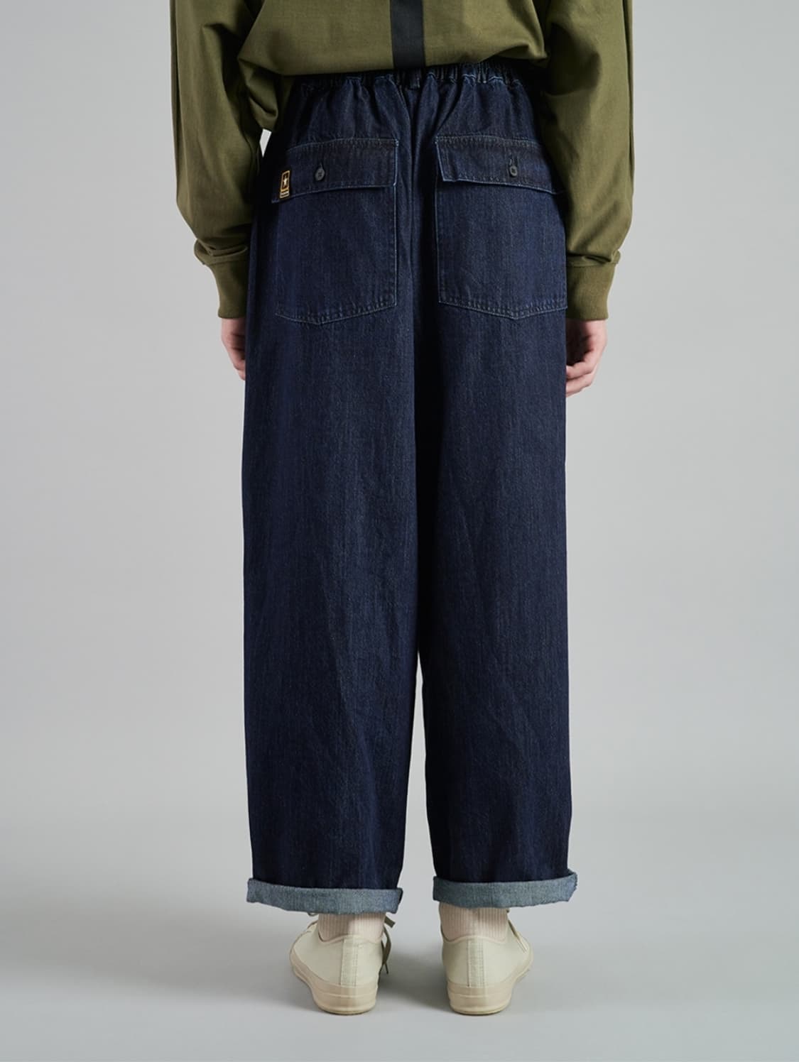 더만(THEMANN) 핀턱 뒷 밴딩 와이드 팬츠 50size 상품이미지2