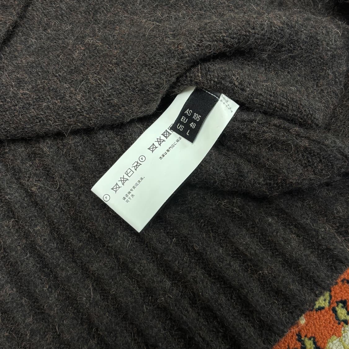 [L] 마틴플랜 브라운 백 스트라이프 디테일 니트 상품이미지4