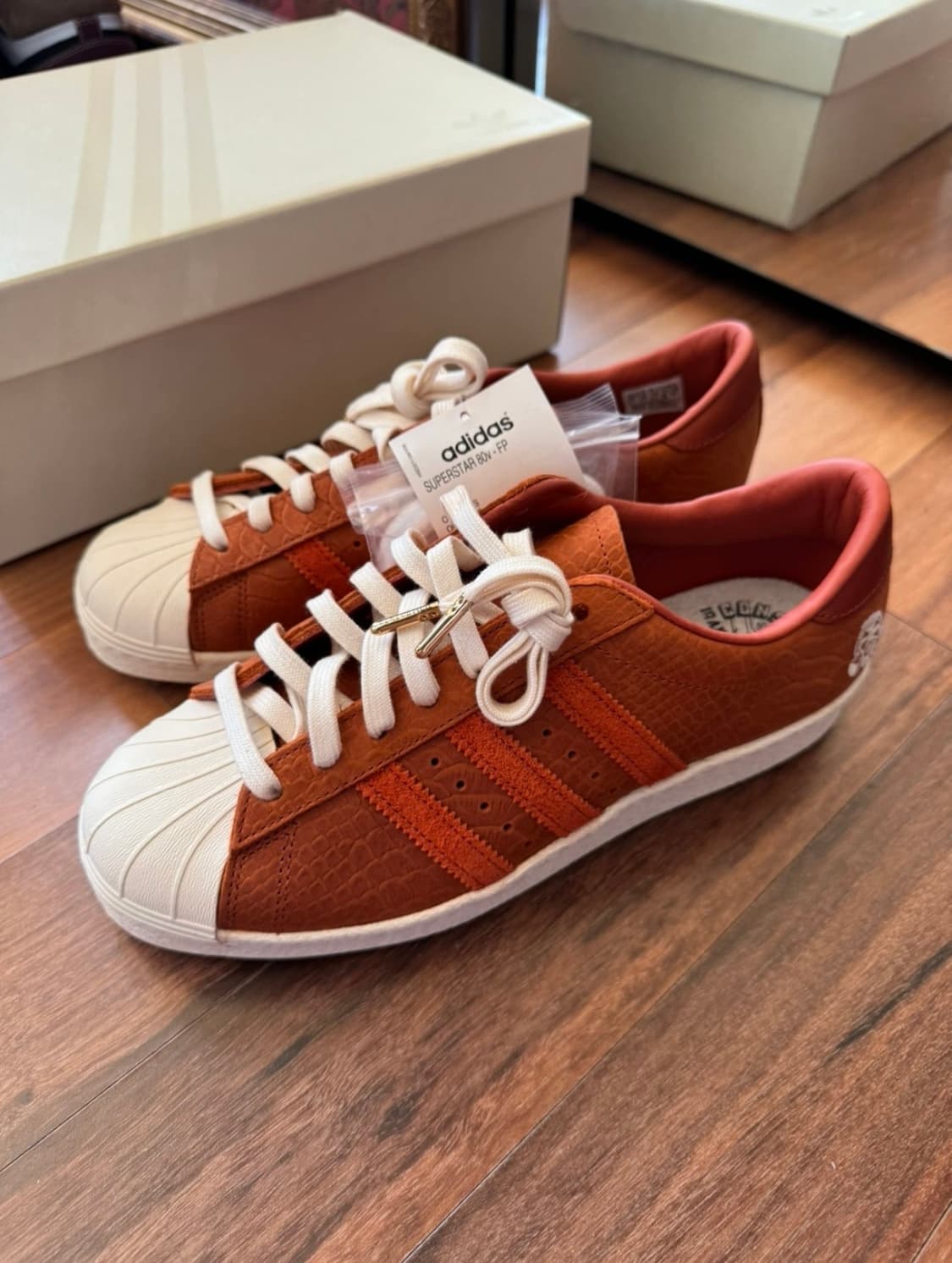 아디다스 x 풋패트롤 슈퍼스타 80v 폭스레드 상품이미지3