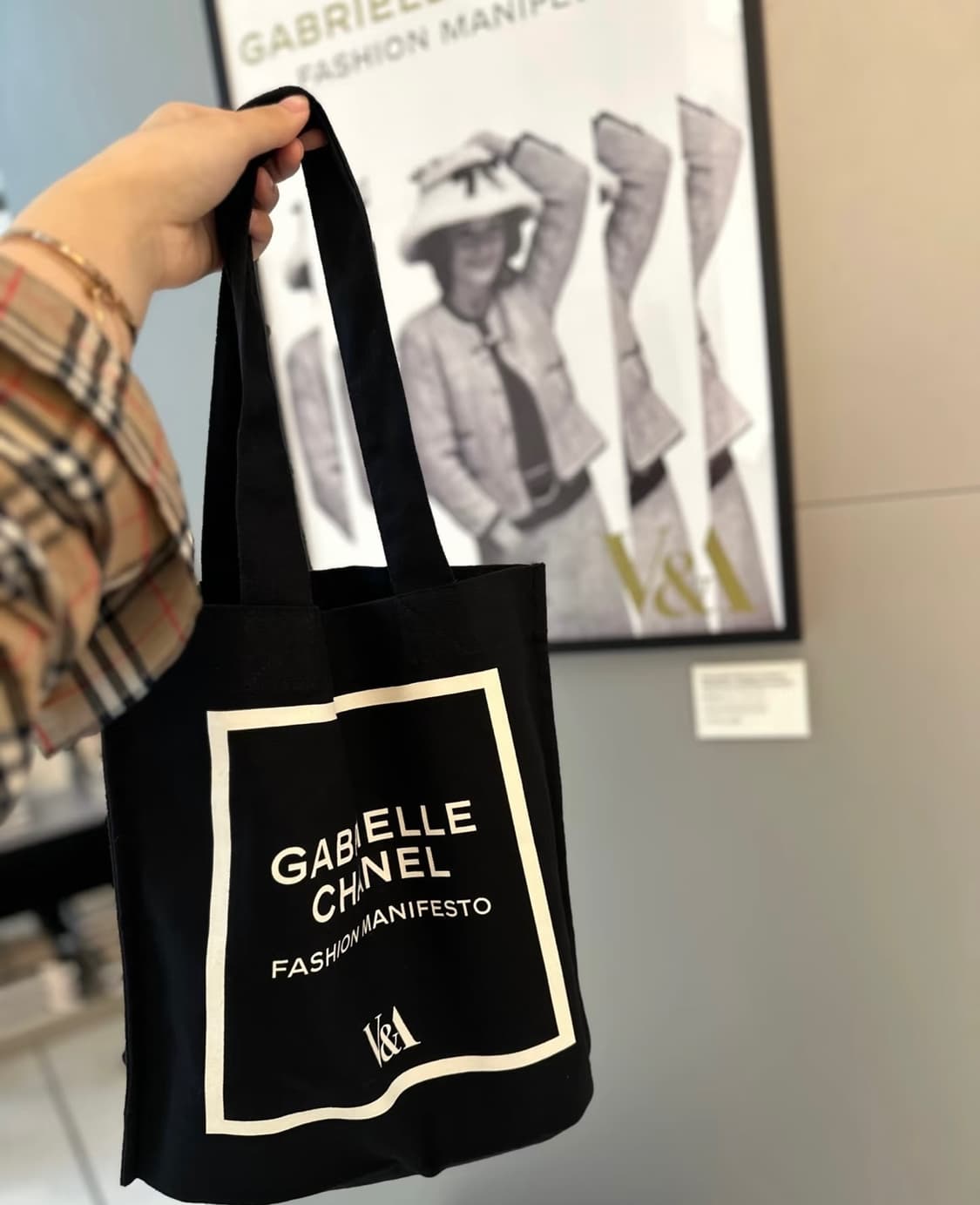 샤넬 영국 v&a 가브리엘 에코백 상품이미지6