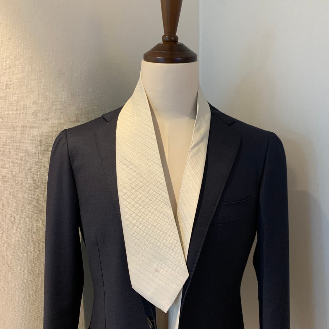 버버리(BURBERRY) 화이트컬러 스트라이프 명품넥타이 심플로고 최상급 상품이미지1