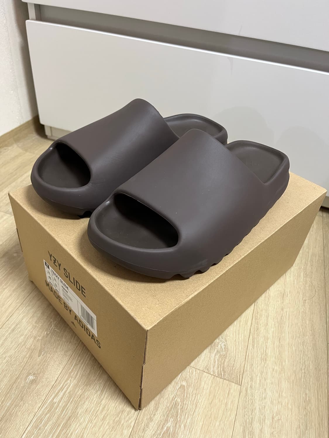 [285] 아디다스 이지 슬라이드 브라운 GX6141 상품이미지1