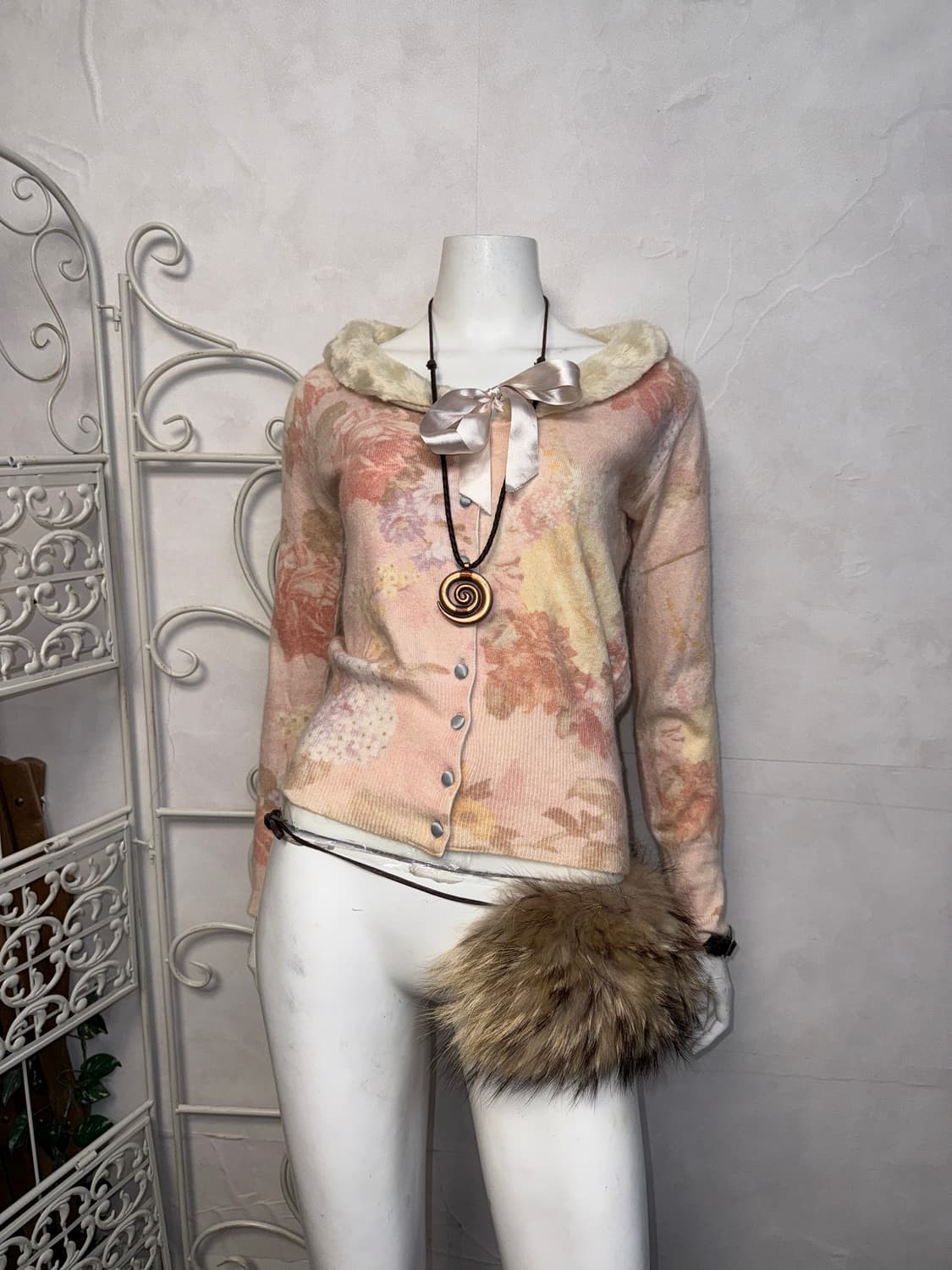 Baby pink vintage rose fur trimming 가디건 상품이미지1