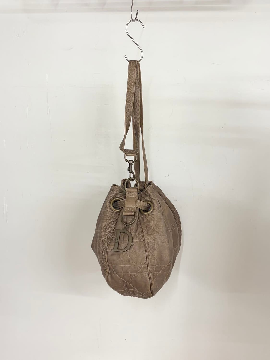 크리스찬 디올 브라운 까나쥬 램스킨 드로스트링 버킷백  상품이미지3