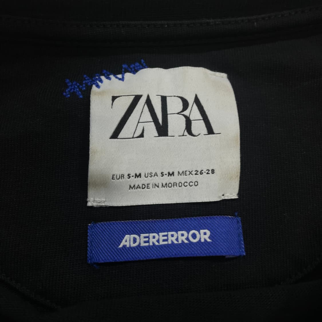 아더에러 x 자라 그래픽 롱슬리브 블랙 상품이미지4