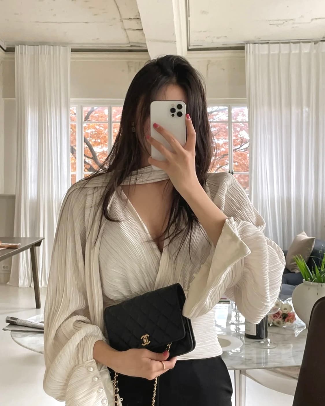 러브썸원 플리츠 스카프 랩 블라우스 - 아이보리 (하객룩·연말룩 추천) 상품이미지1