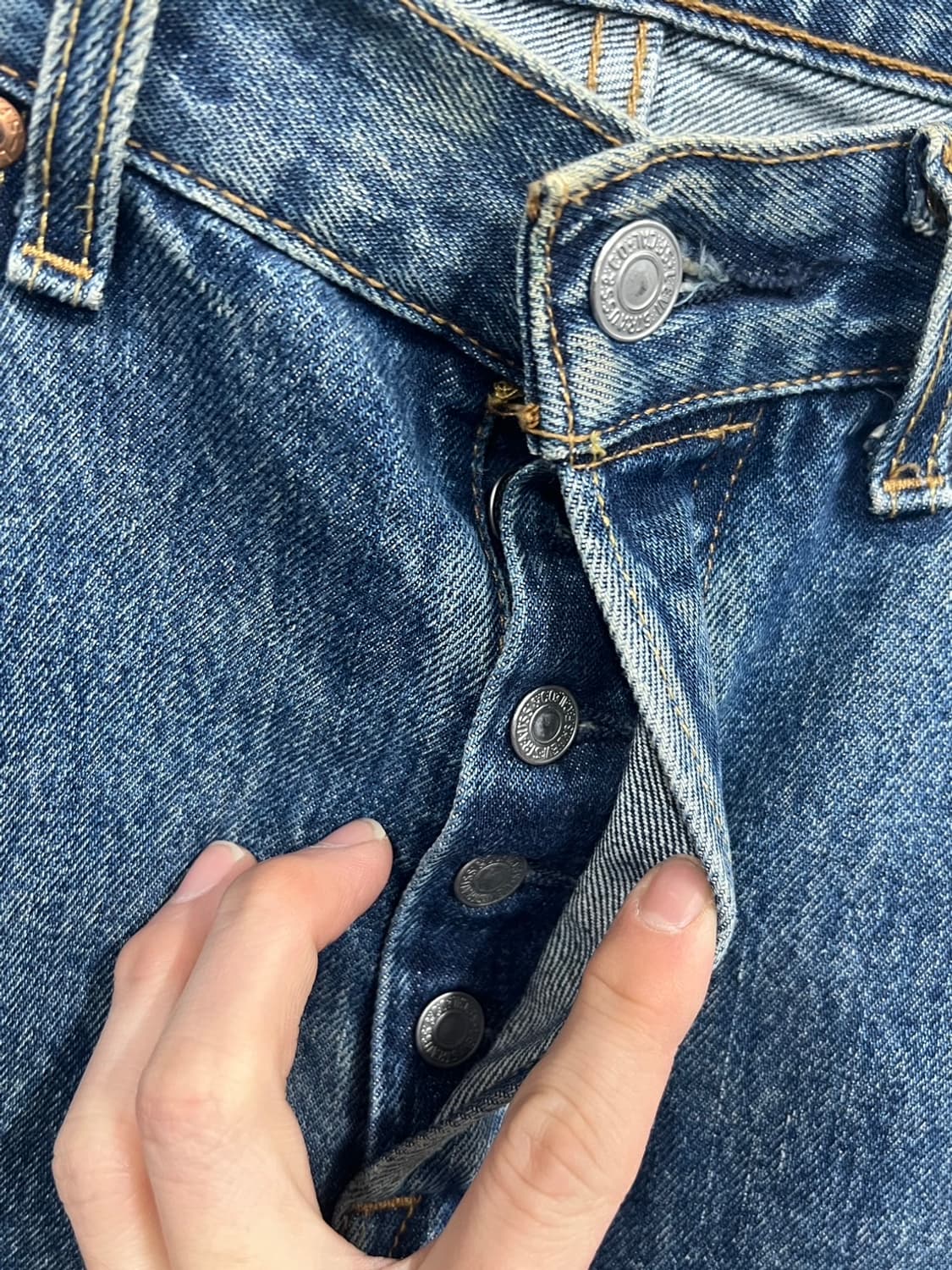 리바이스 501 버튼플라이 스트레이트 워싱 데님 팬츠 상품이미지4