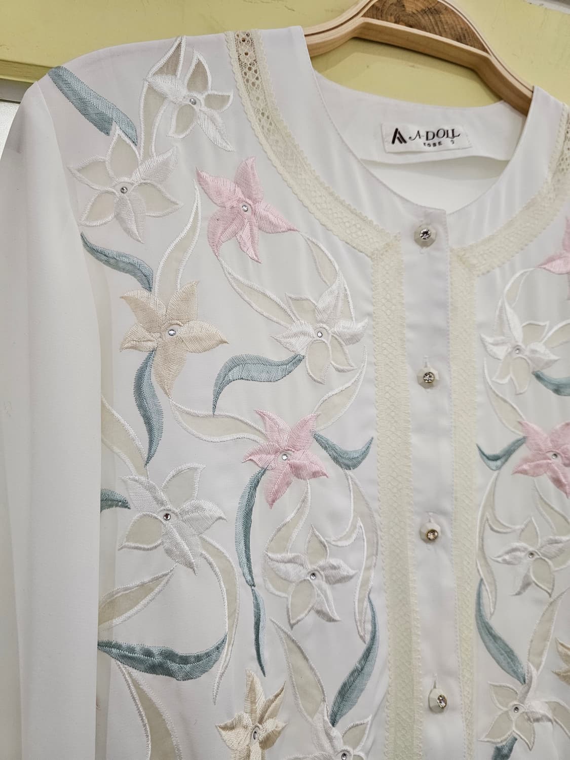 화이트 노카라 자수 블라우스 상품이미지2