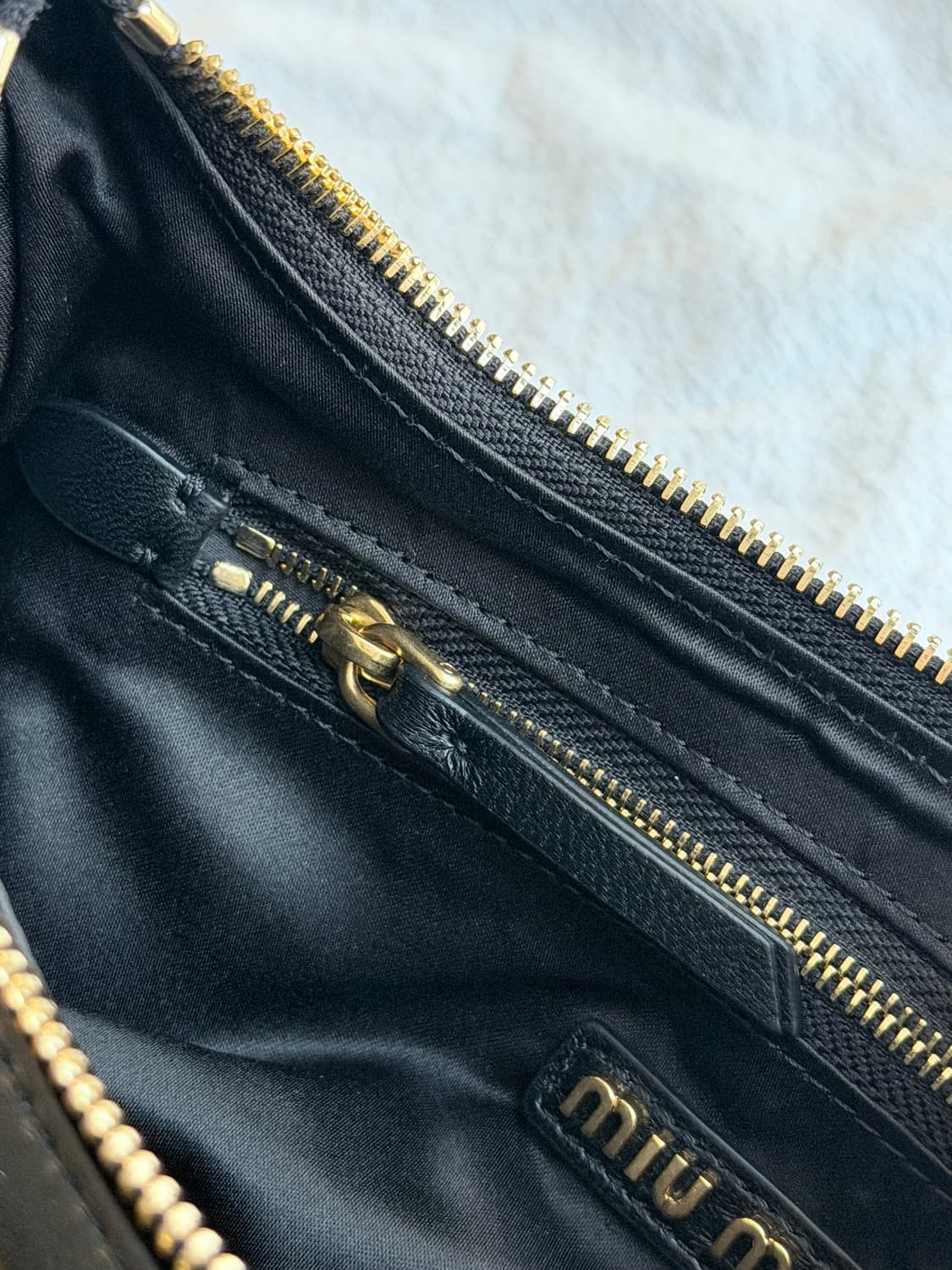 미우미우 나파가죽포켓백 상품이미지2