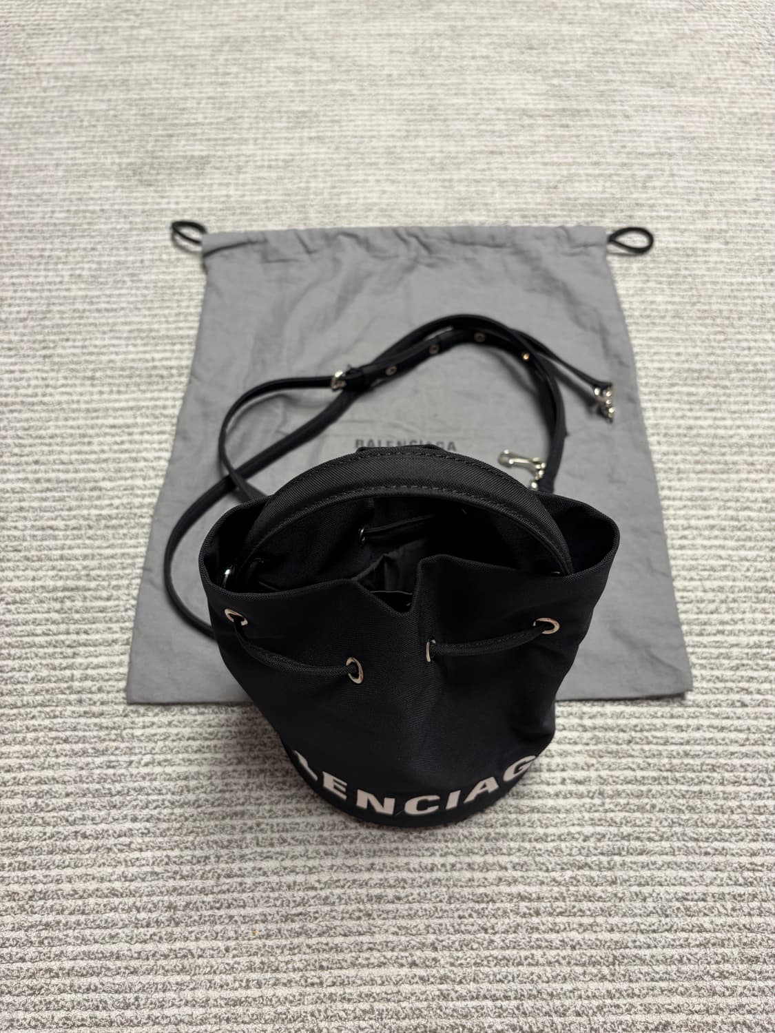 (새상품급) 발렌시아가 휠 버킷백 xs 드로우스트링 상품이미지1